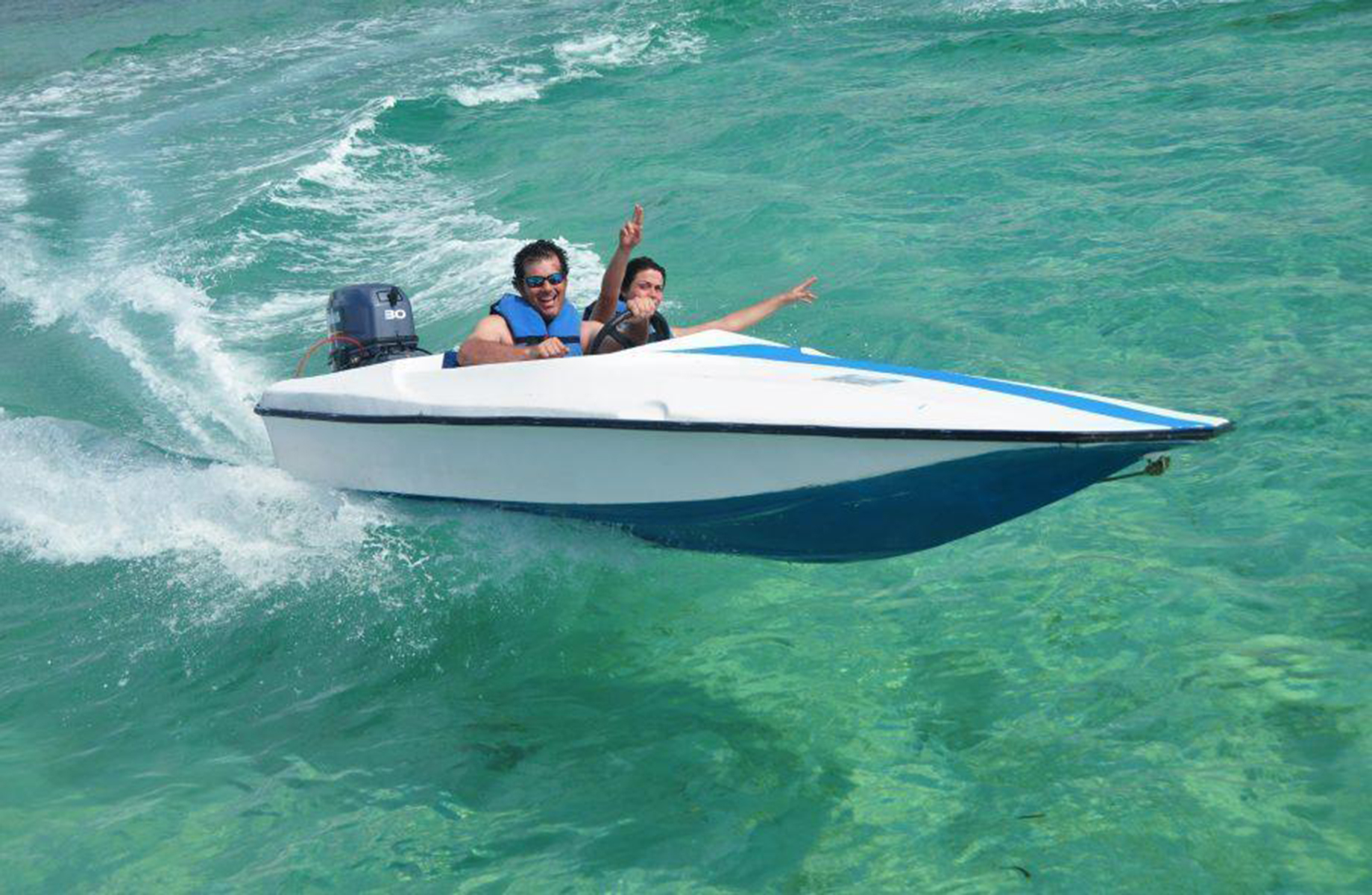 Aventura en Lancha Rápida Snorkel y Fiesta en la Piscina Natural desde Cap Cana